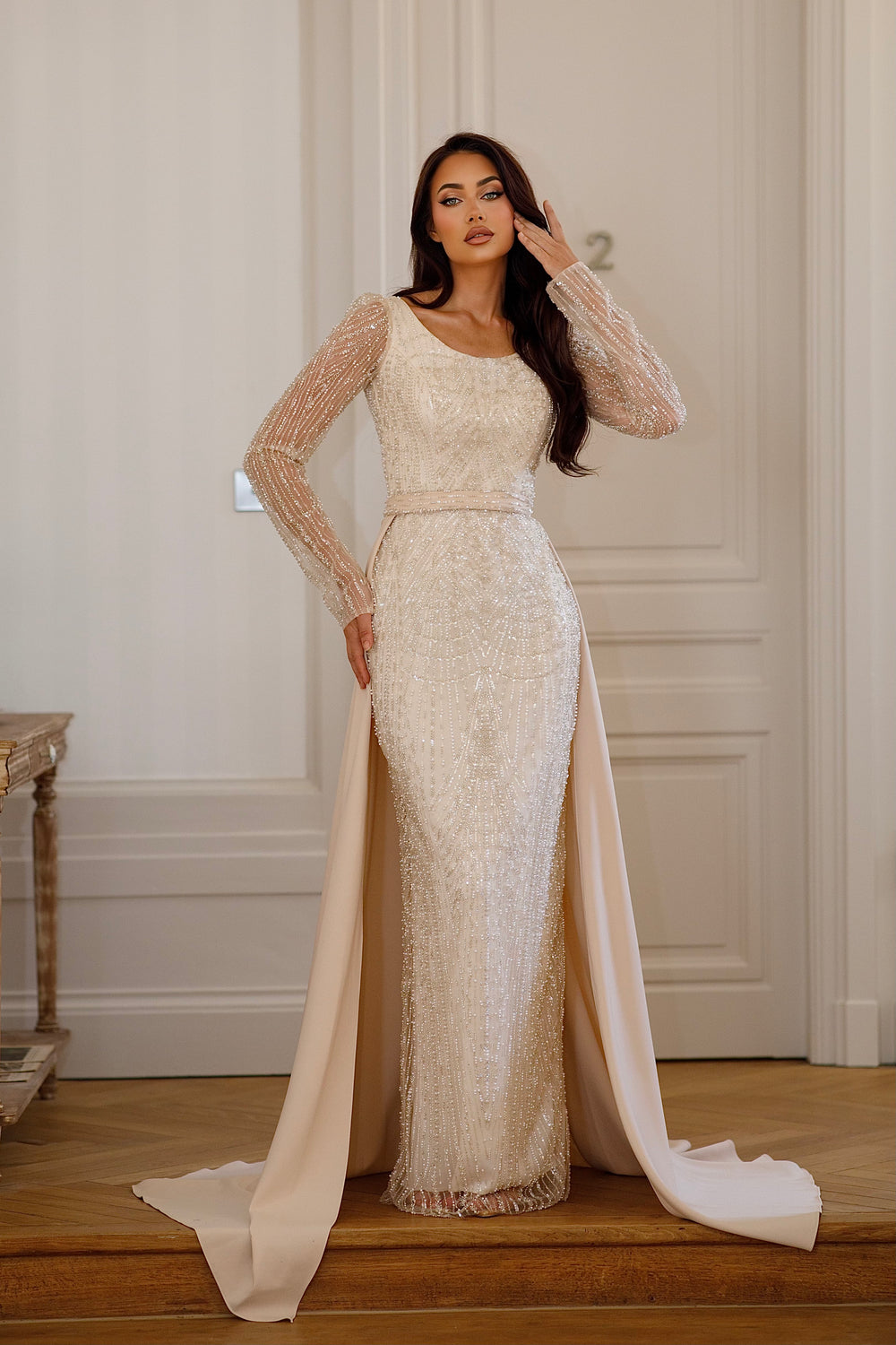 Longue robe de soirée beige élégante, col rond, manche longue, sans fente, avec une traine, pour tout type d'événement, gala, mariage, cérémonie