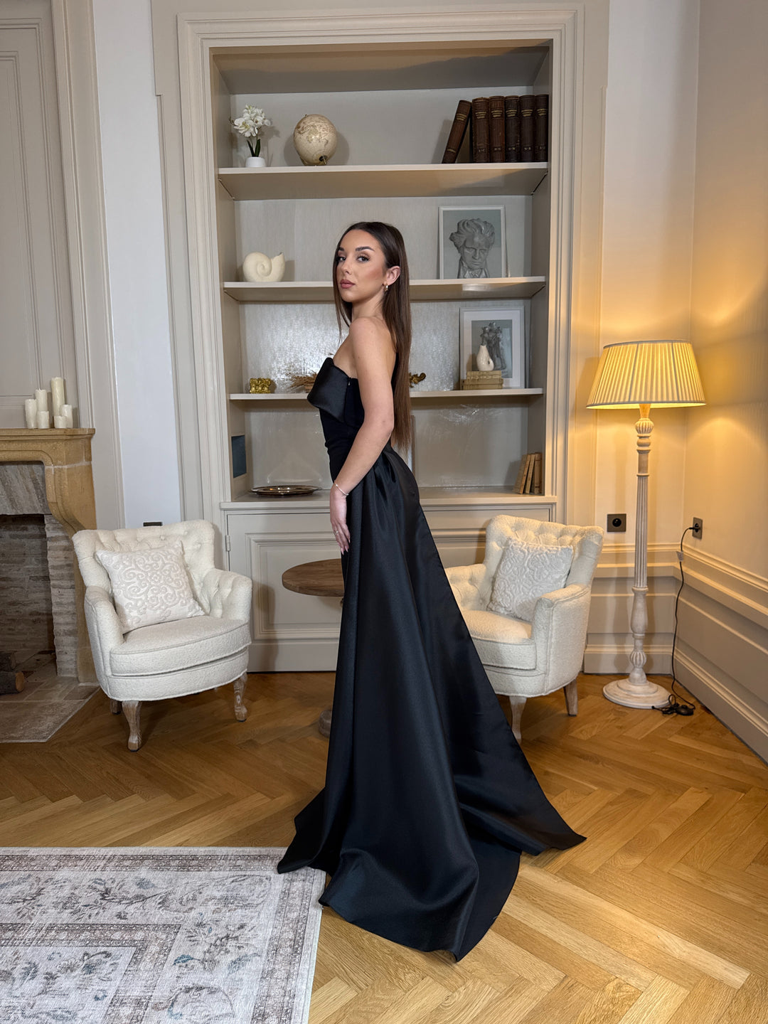 Longue robe de soirée noire élégante, col bustier sans manches, coupe fluide sans fente. Une robe chic et intemporelle pour vos soirées.