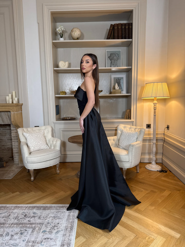 Longue robe de soirée noire élégante, col bustier sans manches, coupe fluide sans fente. Une robe chic et intemporelle pour vos soirées.