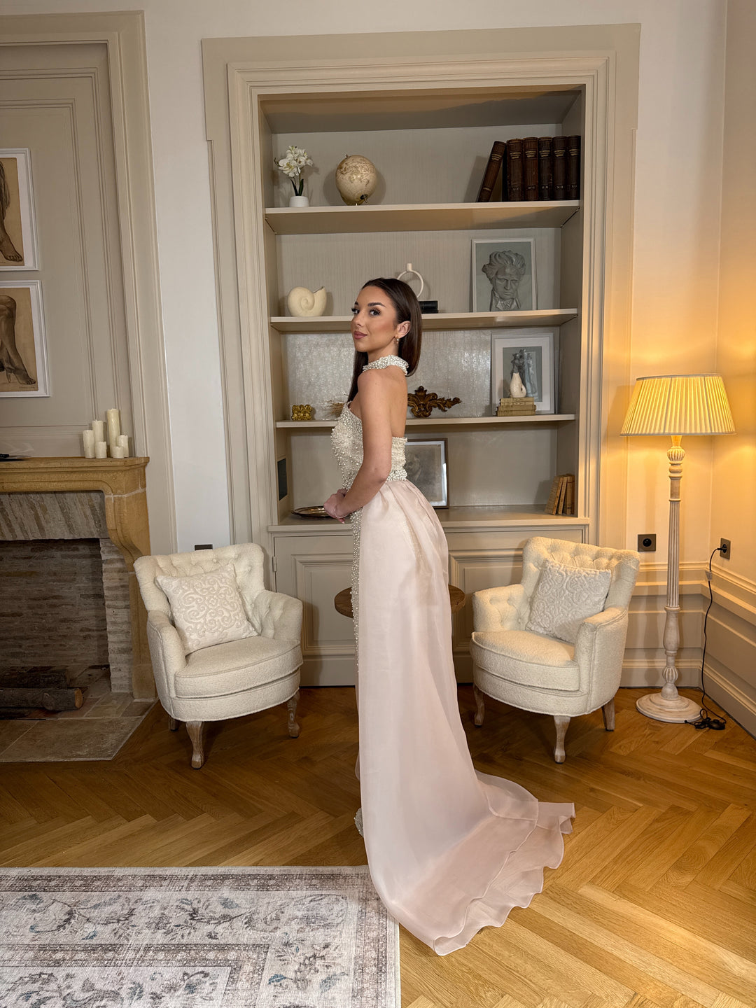 Longue robe de soirée beige élégante, col bustier sans manches, coupe fluide sans fente. Une robe raffinée pour vos soirées chic.