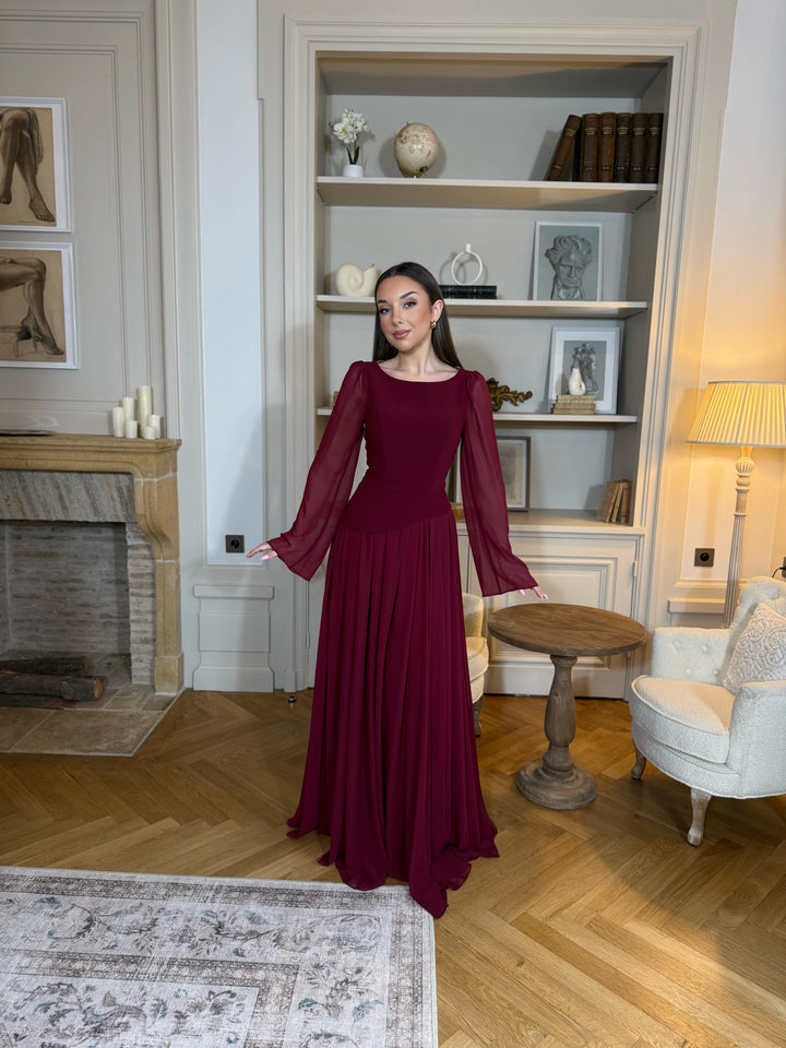 Robe de soirée modeste bordeaux avec col rond et manches longues, coupe fluide sans fente. Une robe élégante et discrète pour vos soirées.