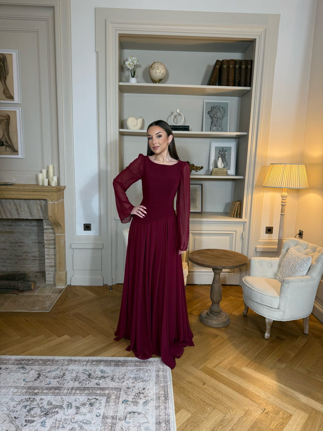Robe de soirée modeste bordeaux avec col rond et manches longues, coupe fluide sans fente. Une robe élégante et discrète pour vos soirées.