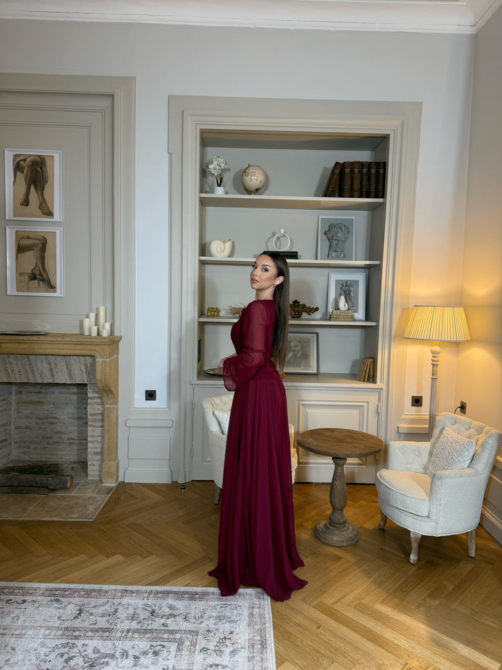Robe de soirée modeste bordeaux avec col rond et manches longues, coupe fluide sans fente. Une robe élégante et discrète pour vos soirées.