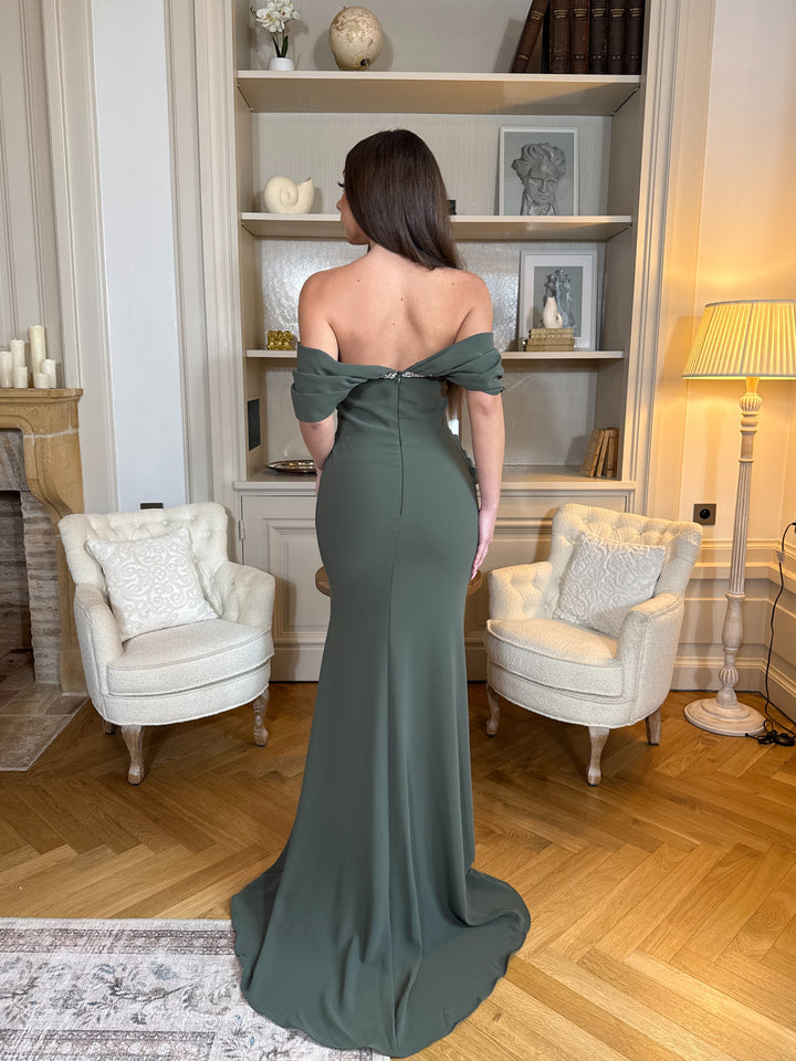 Robe de soirée kaki chic au col bateau, coupe longue et fluide sans fente. Une robe élégante et moderne pour vos soirées.