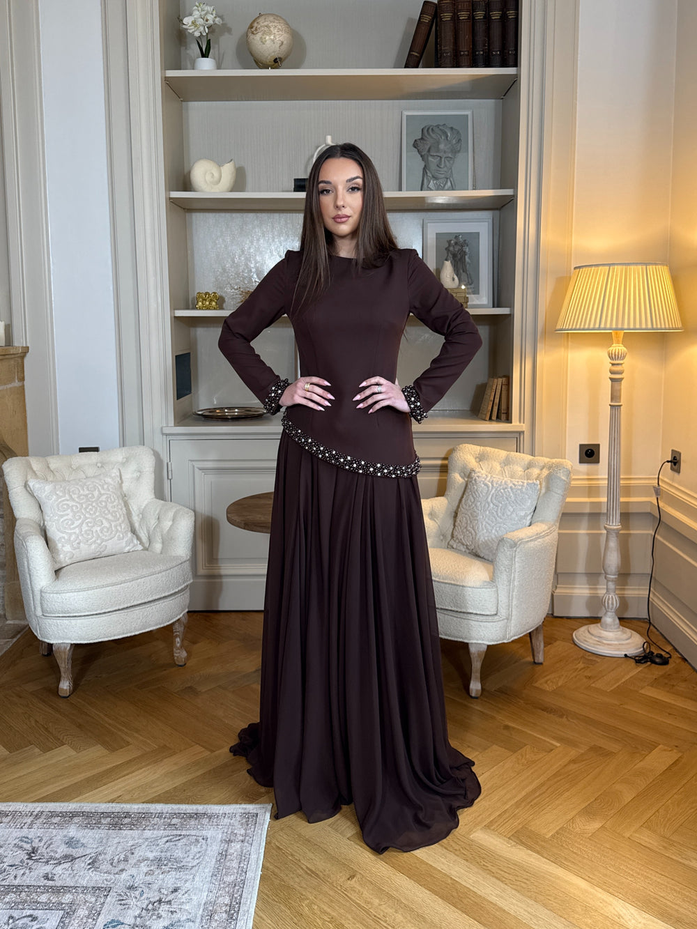 Longue robe de soirée élégante marron, col rond, manches longues et bas en mousseline. Idéale pour mariage chic et demoiselle d’honneur.