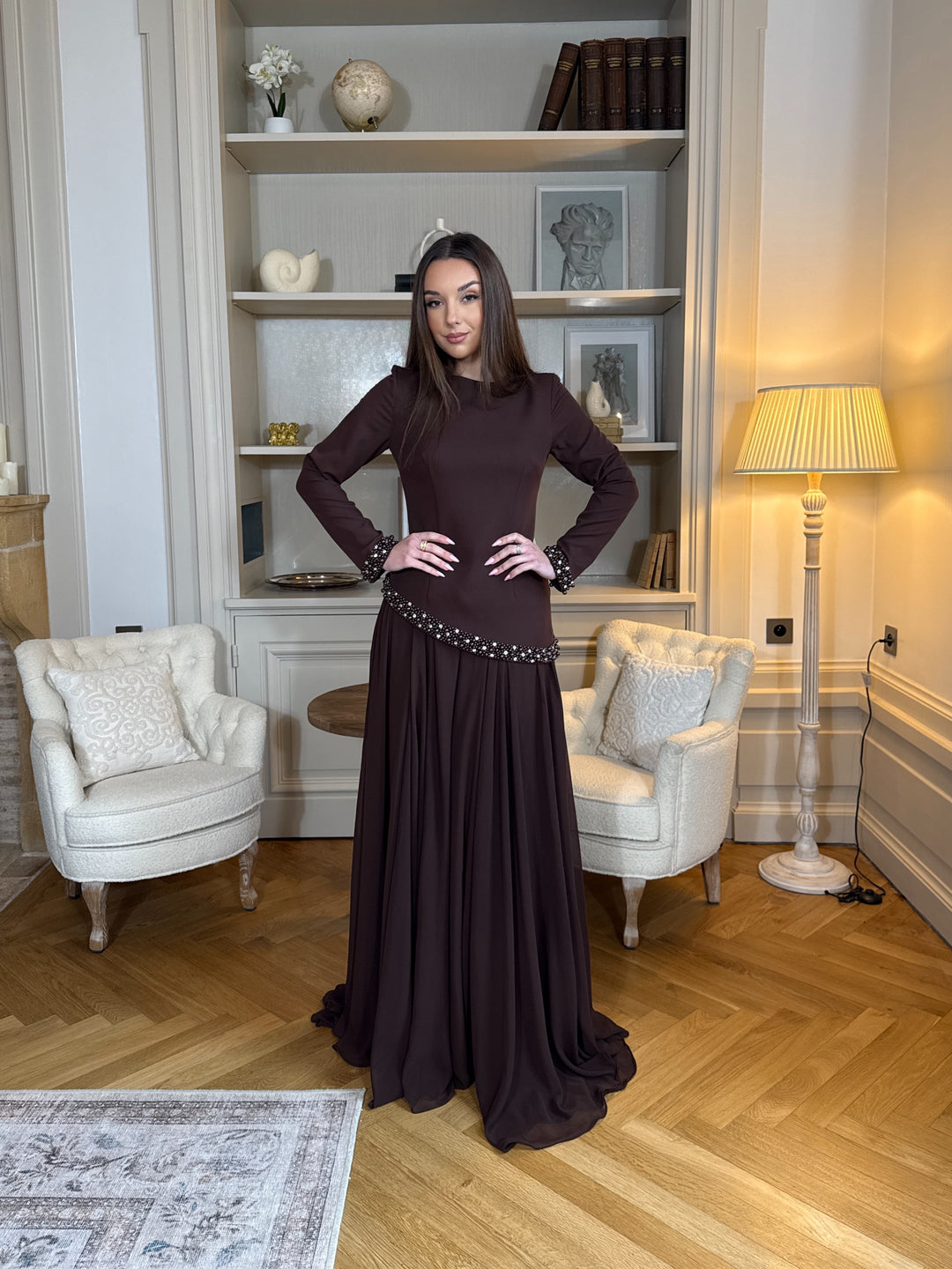 Longue robe de soirée élégante marron, col rond, manches longues et bas en mousseline. Idéale pour mariage chic et demoiselle d’honneur.