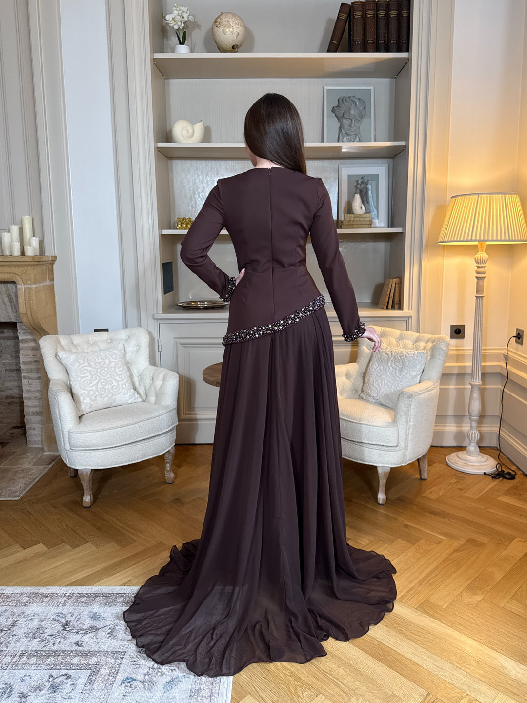 Longue robe de soirée élégante marron, col rond, manches longues et bas en mousseline. Idéale pour mariage chic et demoiselle d’honneur.