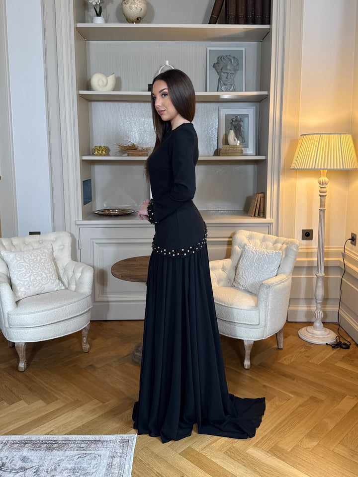 Longue robe de soirée élégante noir, col rond, manches longues et bas en mousseline. Idéale pour mariage chic et demoiselle d’honneur.