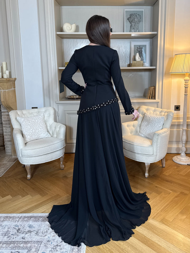 Longue robe de soirée élégante noir, col rond, manches longues et bas en mousseline. Idéale pour mariage chic et demoiselle d’honneur.