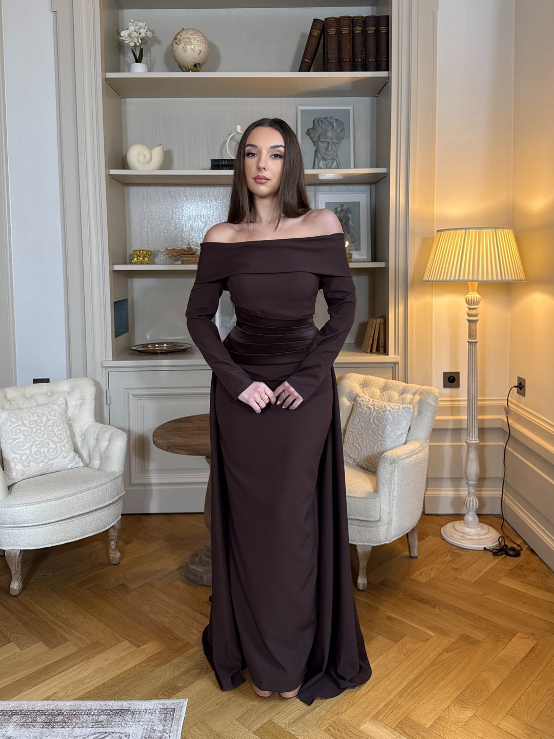 Robe de soirée élégante marron, coupe longue et fluide, col bateau chic et manches longues. Idéale pour mariage, gala et événements raffinés.