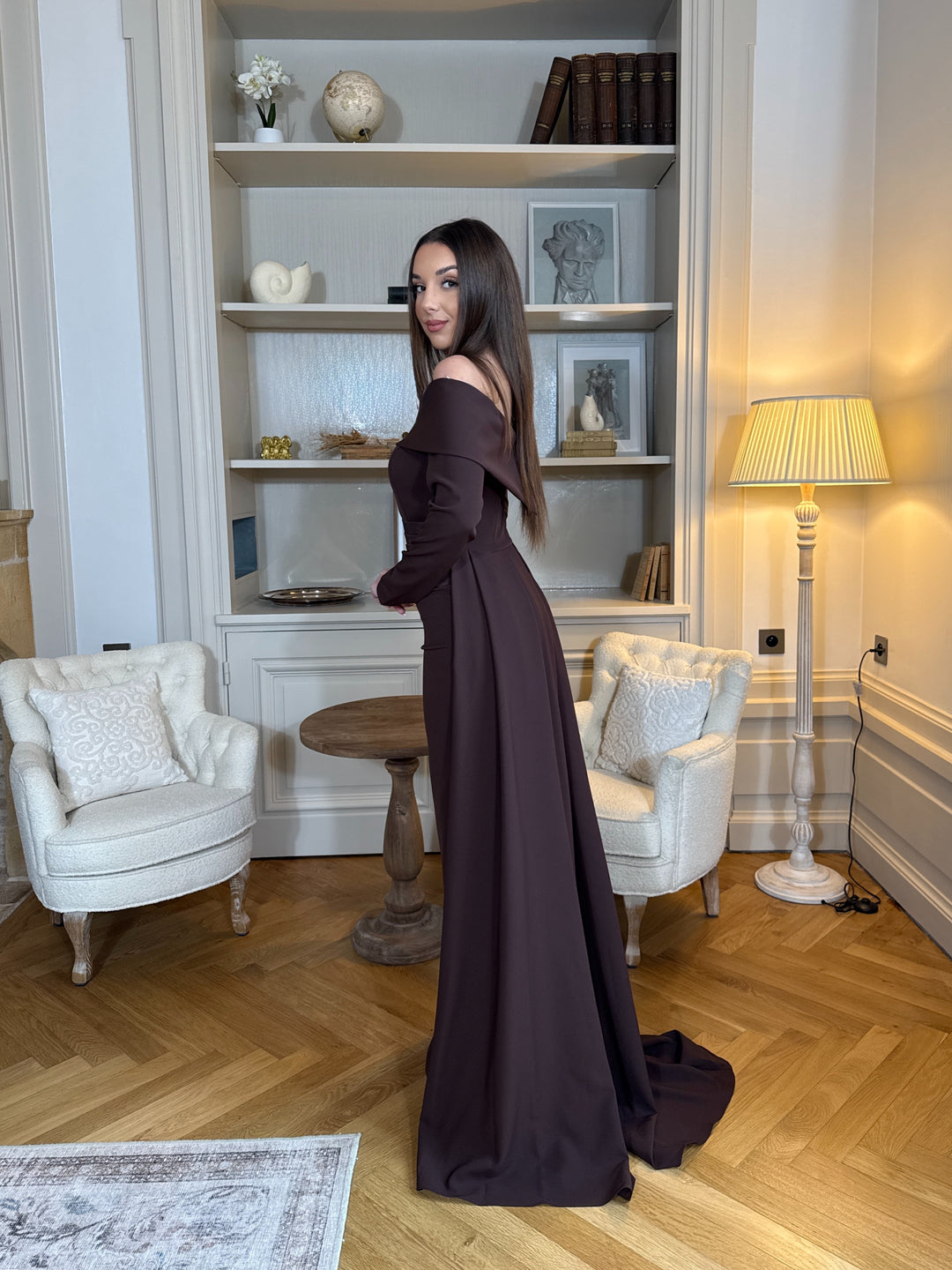 Robe de soirée élégante marron, coupe longue et fluide, col bateau chic et manches longues. Idéale pour mariage, gala et événements raffinés.