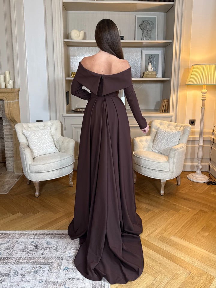 Robe de soirée élégante marron, coupe longue et fluide, col bateau chic et manches longues. Idéale pour mariage, gala et événements raffinés.