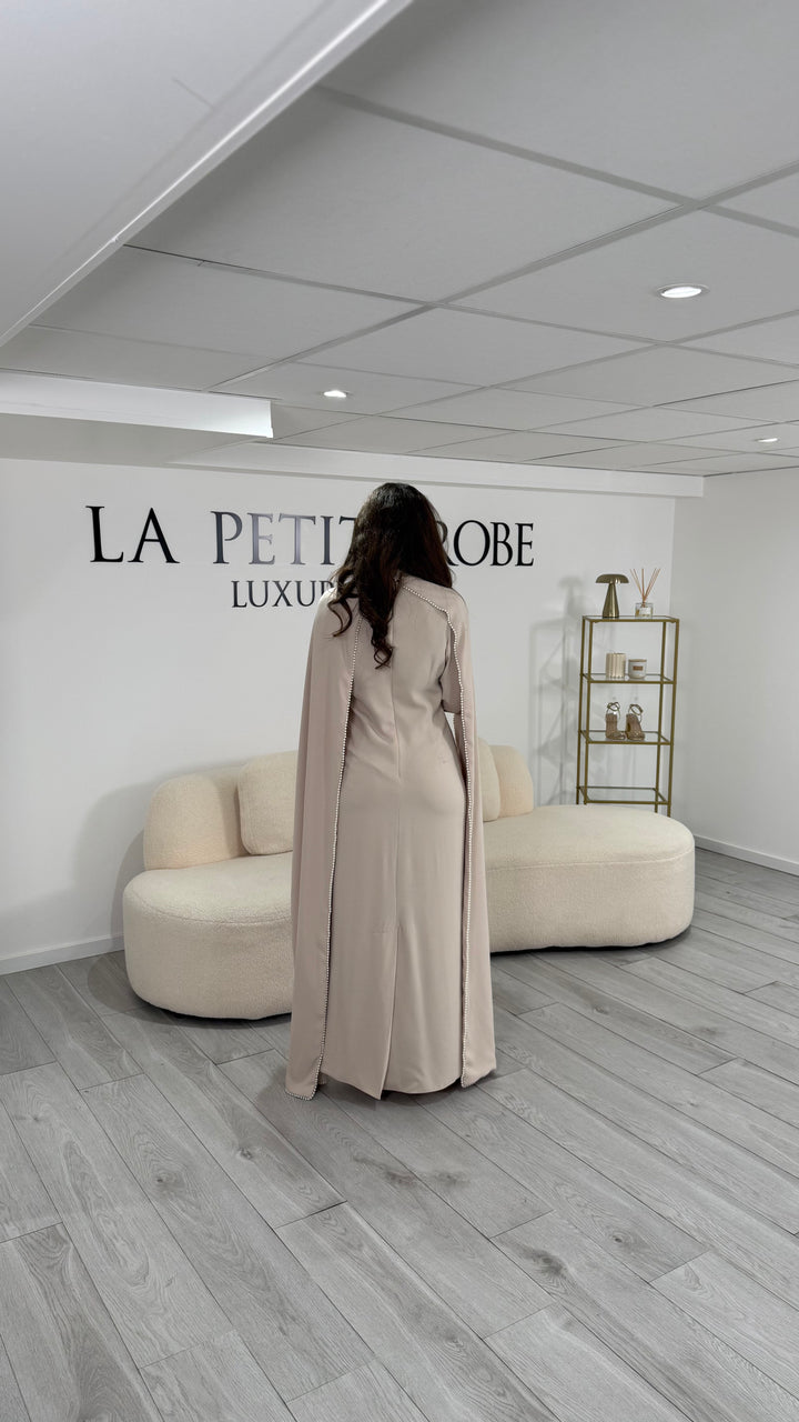 Robe de soirée modeste beige longue et élégante. Col rond, manches longues, sans fente. Parfaite pour mariage, cérémonie ou soirée chic.