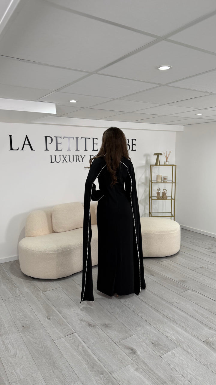 Élégante robe modeste noire longue et fluide. Col rond, manches longues, sans fente. Idéale pour mariage, cérémonie ou soirée chic.