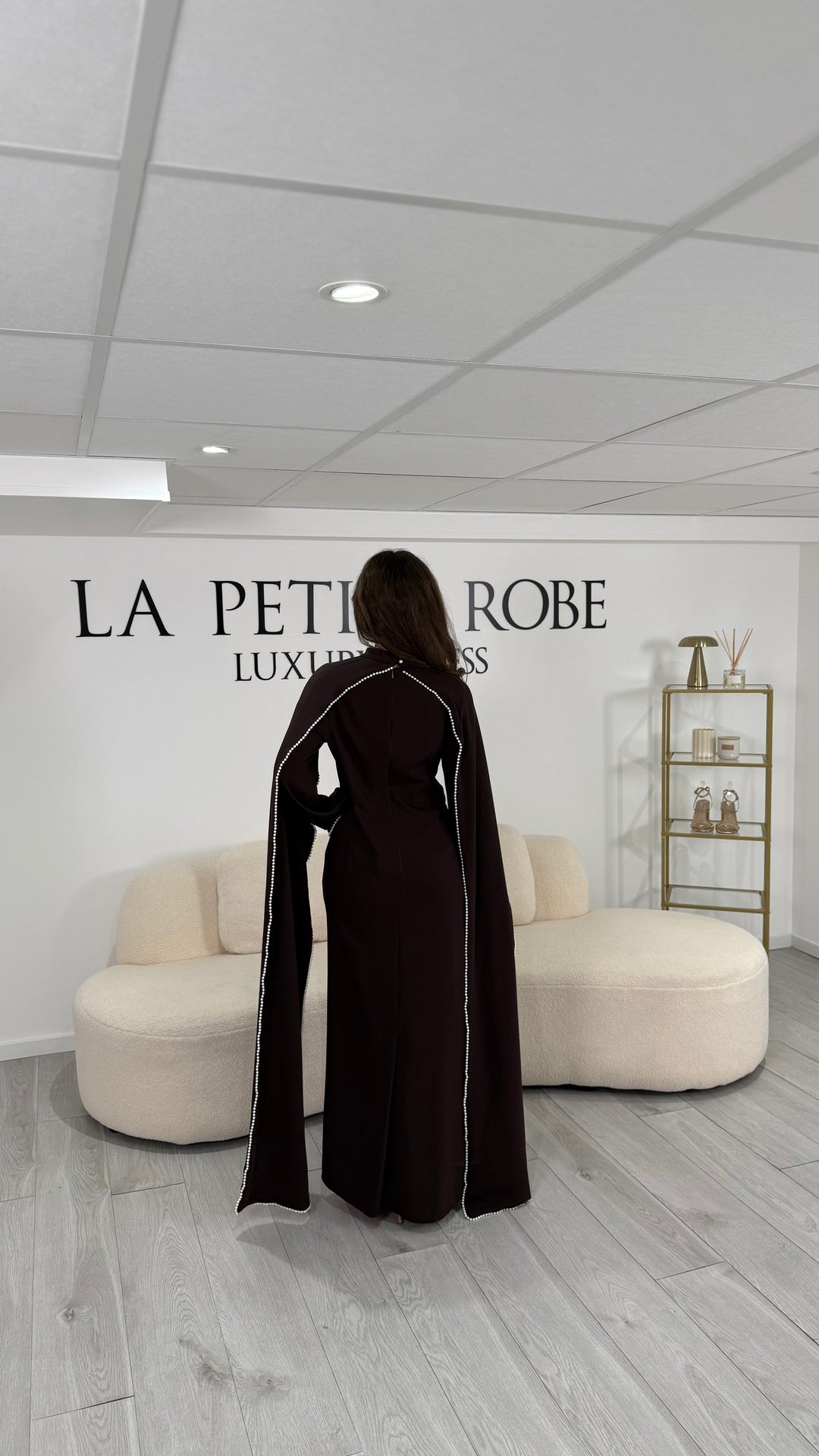 Élégante robe modeste marron, longue et fluide, sans fente, col rond et manches longues. Une tenue chic et couvrante pour vos soirées élégantes.