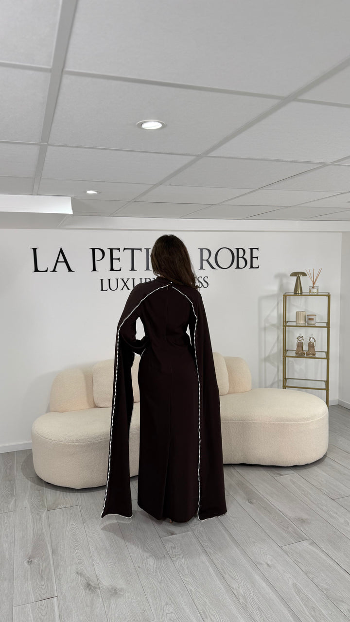 Élégante robe modeste marron, longue et fluide, sans fente, col rond et manches longues. Une tenue chic et couvrante pour vos soirées élégantes.