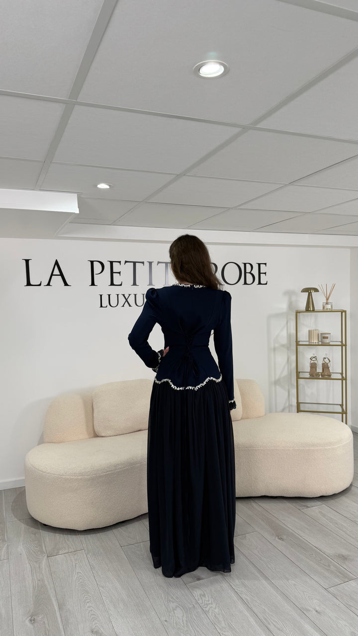 Robe de soirée modeste bleu marine longue et élégante. Col rond, manches longues, sans fente. Parfaite pour mariage ou cérémonie.