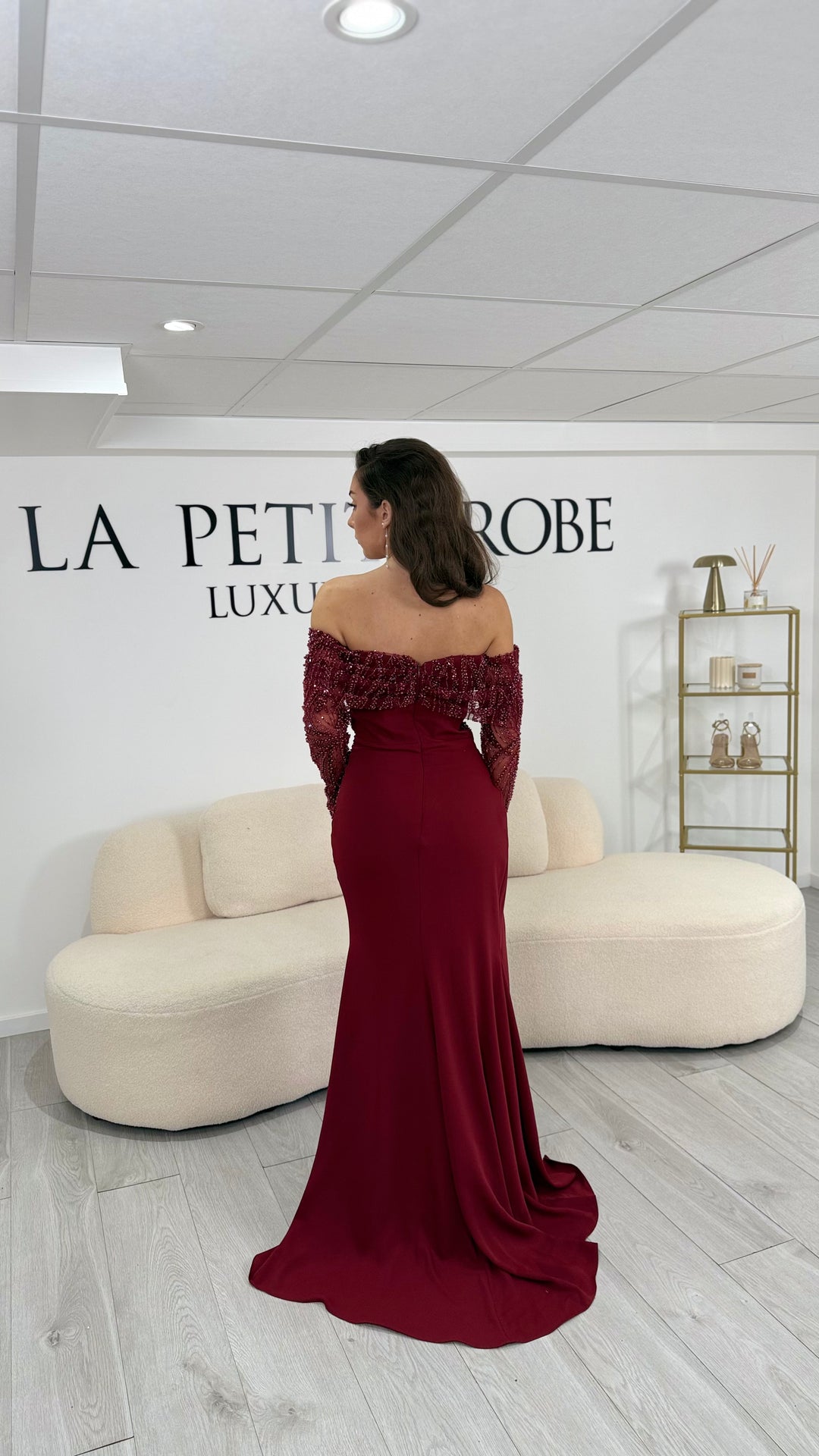Robe de soirée bordeaux chic, longue et élégante, sans fente, avec col bardot et manches longues brodées. Idéale pour gala et événements raffinés.
