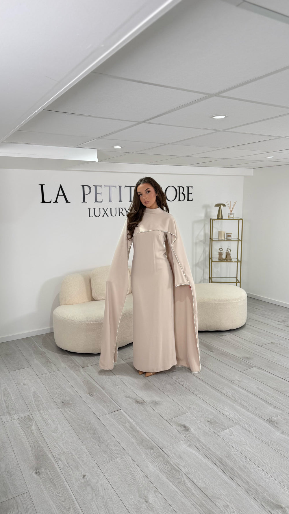 Robe de soirée modeste beige longue et élégante. Col rond, manches longues, sans fente. Parfaite pour mariage, cérémonie ou soirée chic.