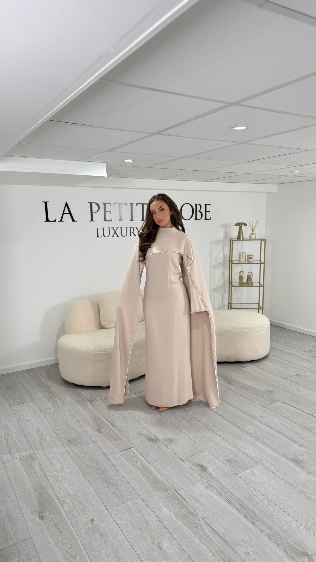 Robe de soirée modeste beige longue et élégante. Col rond, manches longues, sans fente. Parfaite pour mariage, cérémonie ou soirée chic.