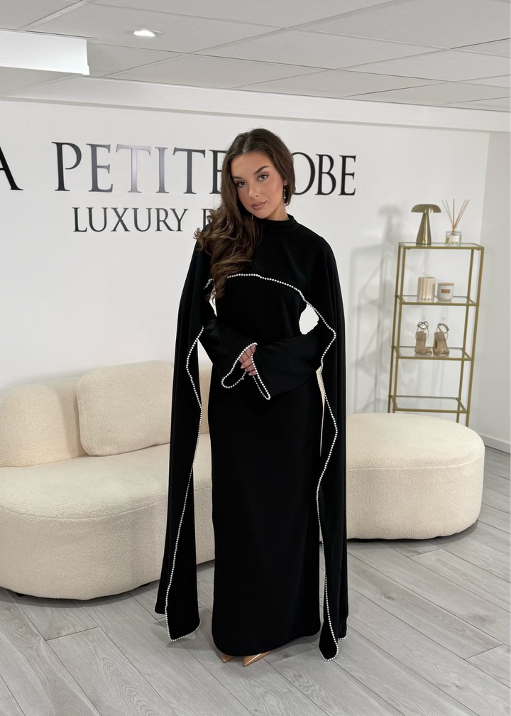 Élégante robe modeste noire longue et fluide. Col rond, manches longues, sans fente. Idéale pour mariage, cérémonie ou soirée chic.