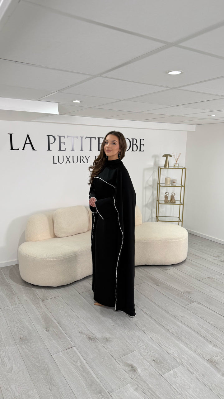 Élégante robe modeste noire longue et fluide. Col rond, manches longues, sans fente. Idéale pour mariage, cérémonie ou soirée chic.