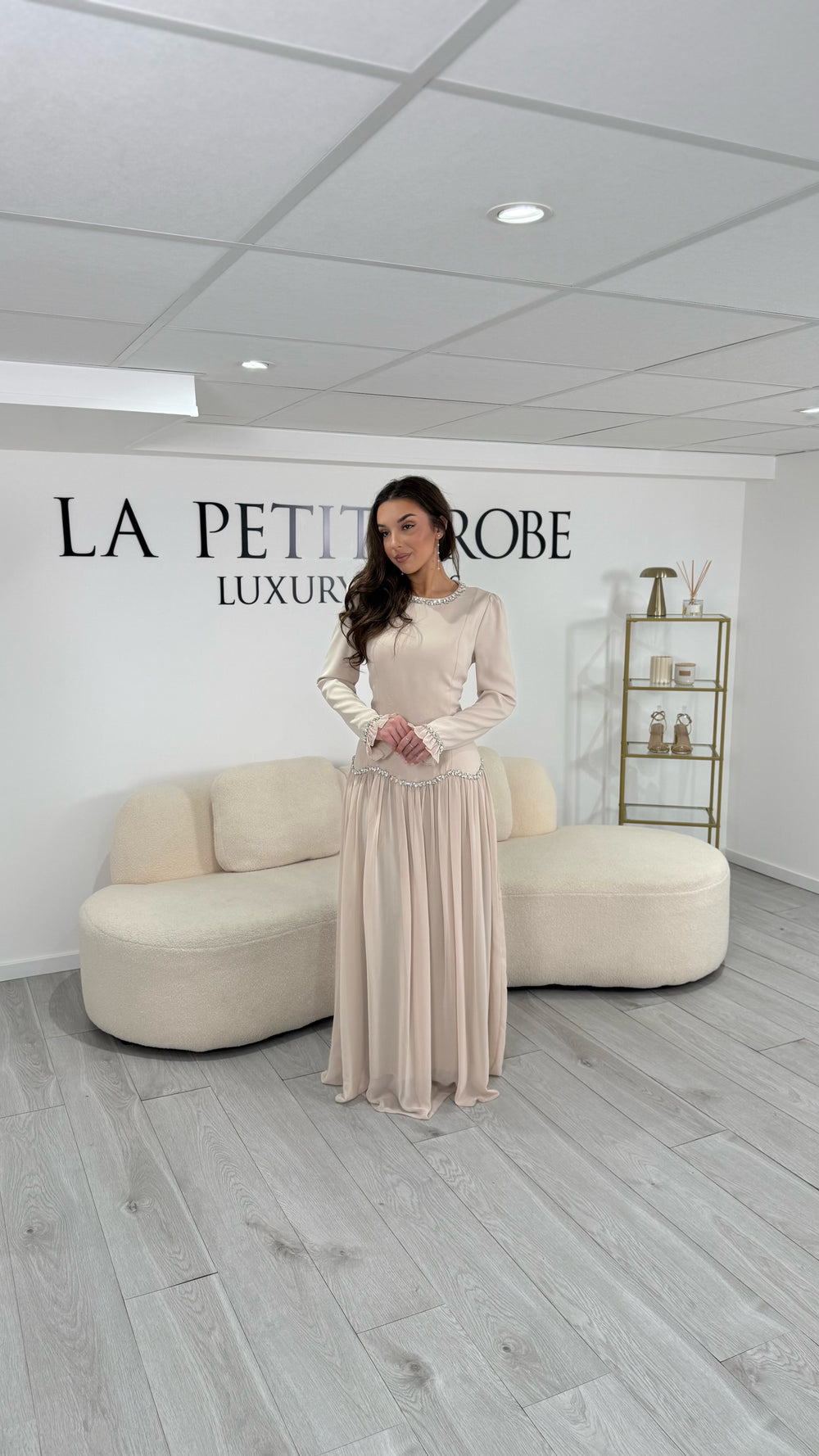 Robe modeste beige longue et élégante. Col rond, manches longues, sans fente. Idéale pour mariage, cérémonie ou soirée chic.