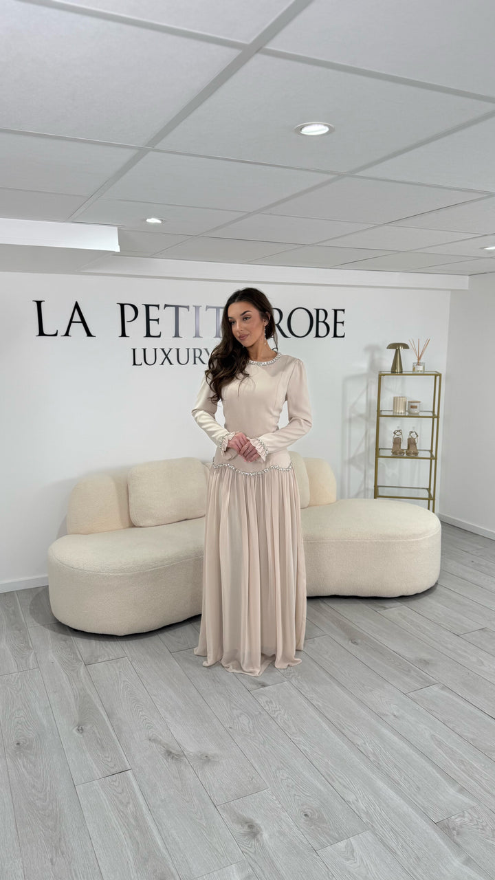 Robe modeste beige longue et élégante. Col rond, manches longues, sans fente. Idéale pour mariage, cérémonie ou soirée chic.