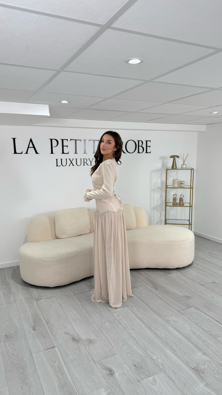 Robe modeste beige longue et élégante. Col rond, manches longues, sans fente. Idéale pour mariage, cérémonie ou soirée chic.