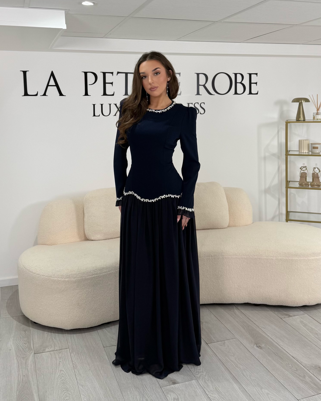 Robe de soirée modeste bleu marine longue et élégante. Col rond, manches longues, sans fente. Parfaite pour mariage ou cérémonie.
