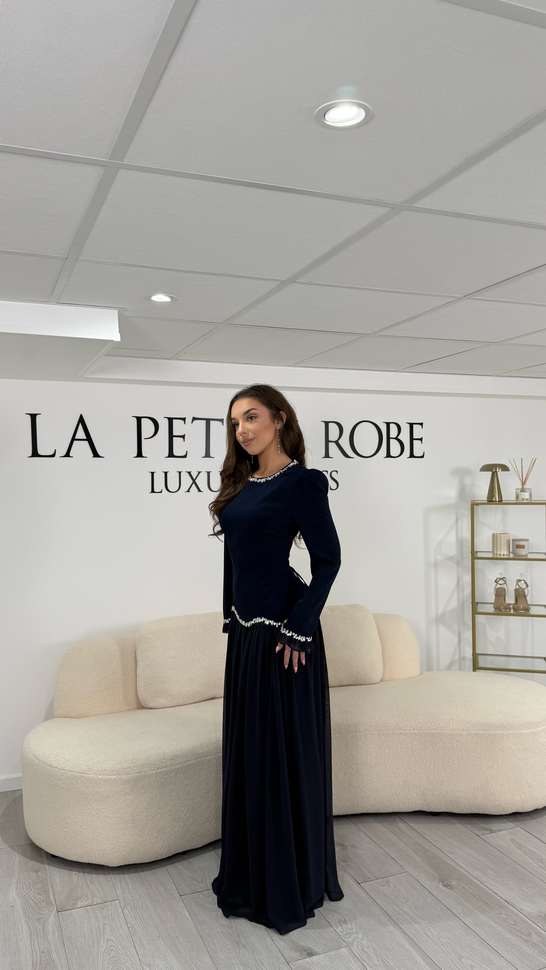 Robe de soirée modeste bleu marine longue et élégante. Col rond, manches longues, sans fente. Parfaite pour mariage ou cérémonie.