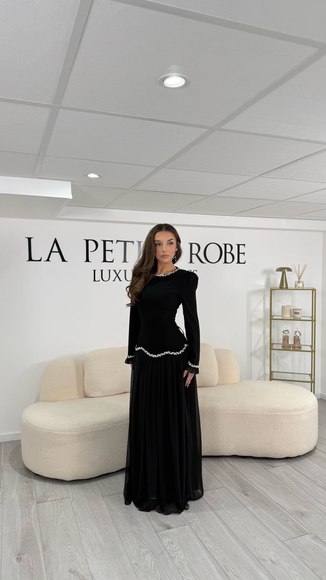 Robe de soirée modeste noire élégante, longue et fluide. Col rond, manches longues, sans fente. Parfaite pour mariage et soirées chics.