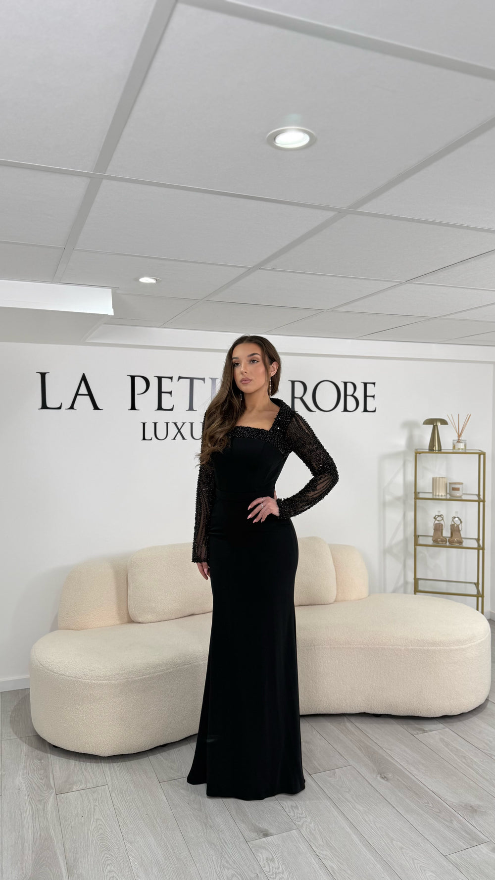 Longue robe noire élégante, fluide et raffinée. Col carré, manches longues, sans fente. Idéale pour mariages et soirées élégantes.