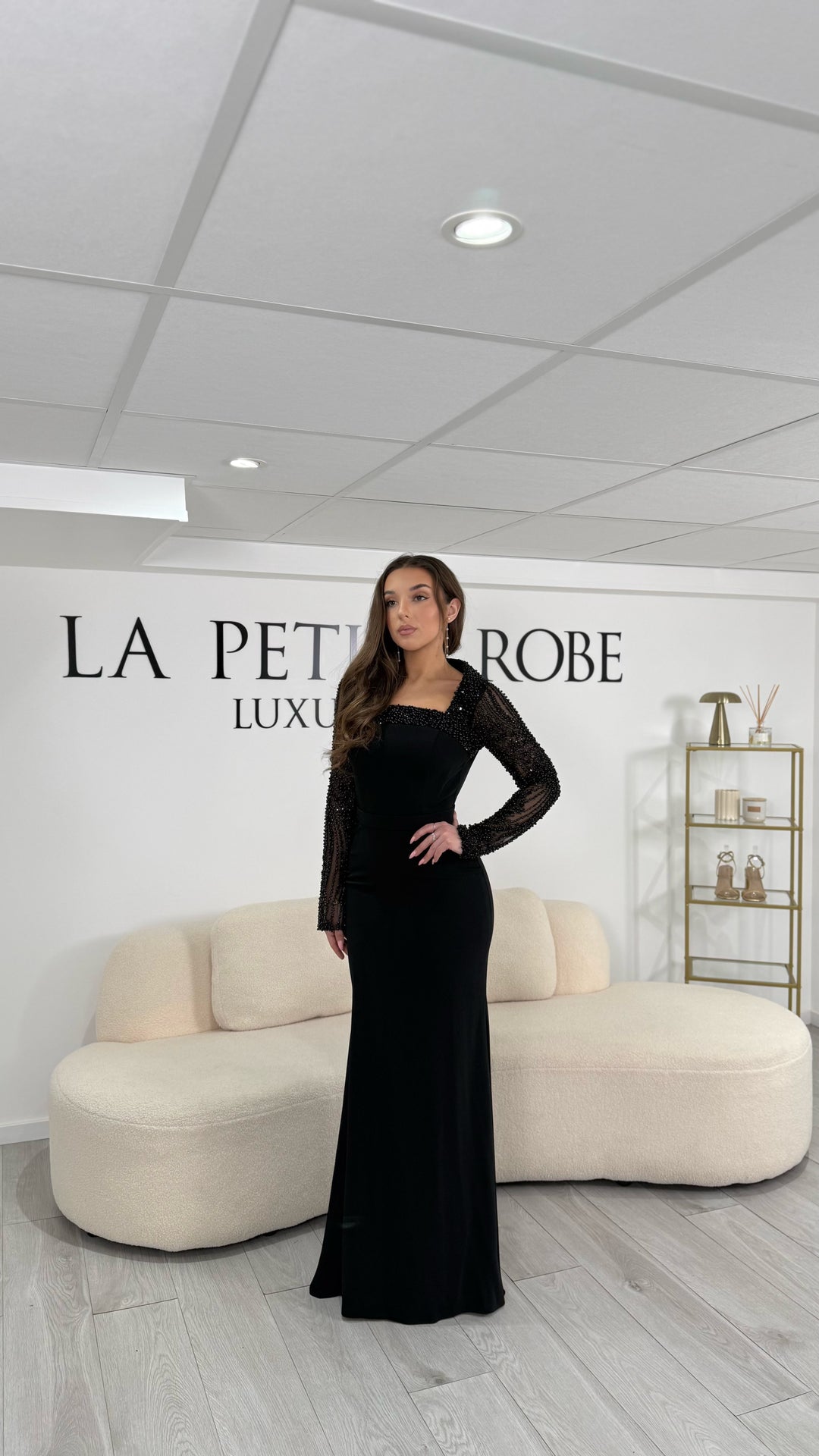 Longue robe noire élégante, fluide et raffinée. Col carré, manches longues, sans fente. Idéale pour mariages et soirées élégantes.