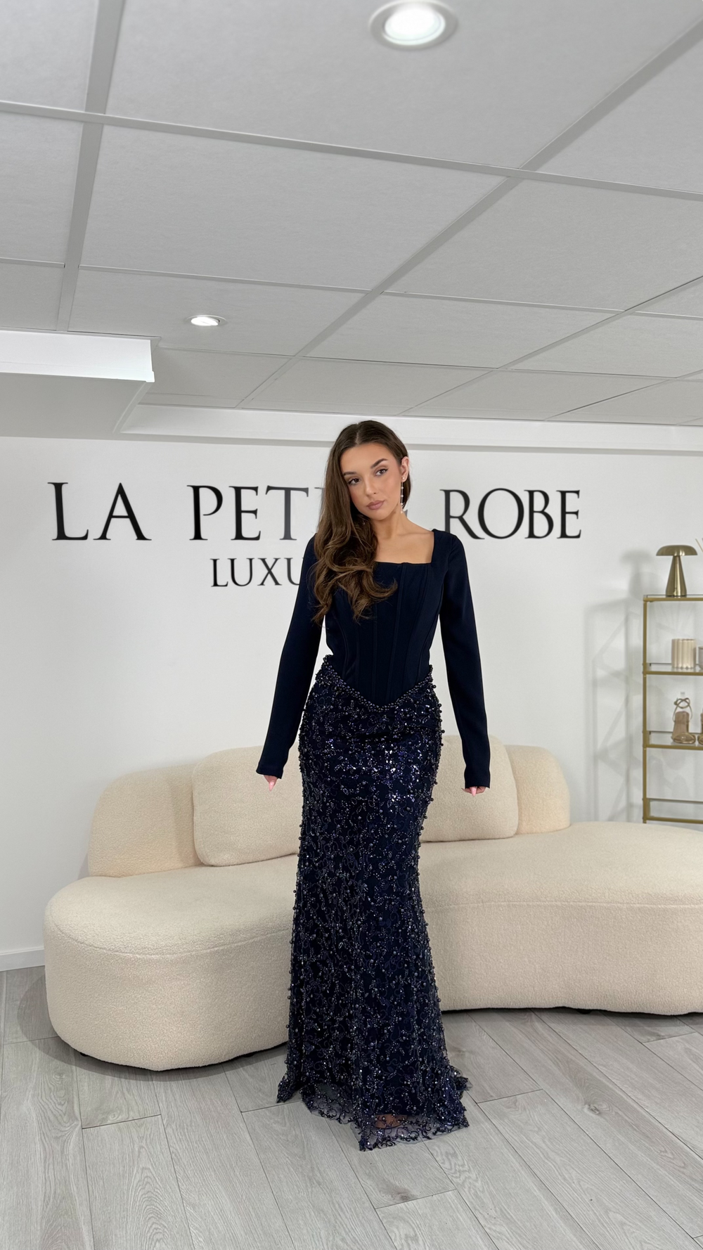 Robe de soirée élégante bleu marine longue et raffinée. Col carré, manches longues, sans fente. Parfaite pour mariage, gala ou soirée chic.