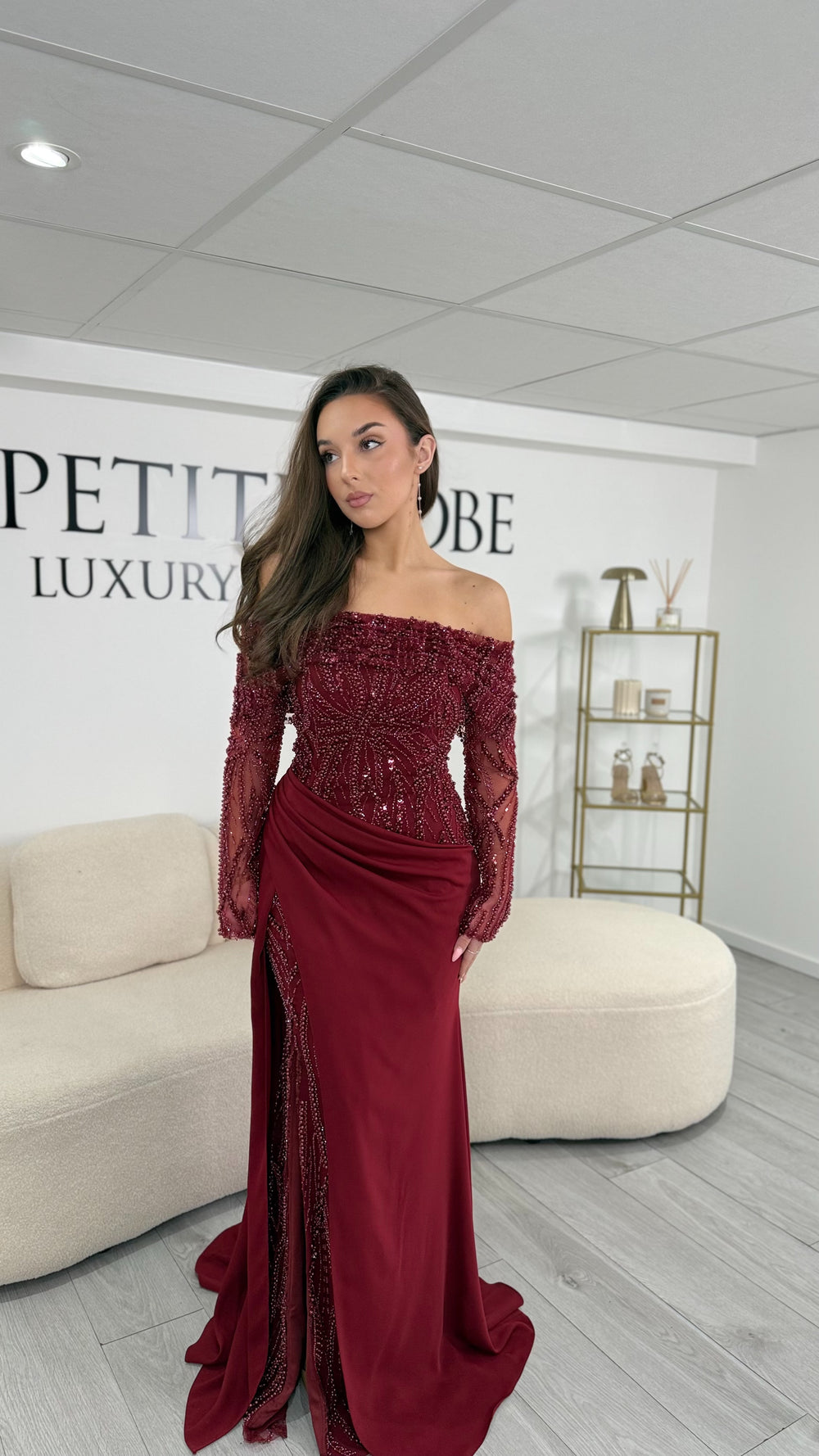 Robe de soirée bordeaux chic, longue et élégante, sans fente, avec col bardot et manches longues brodées. Idéale pour gala et événements raffinés.