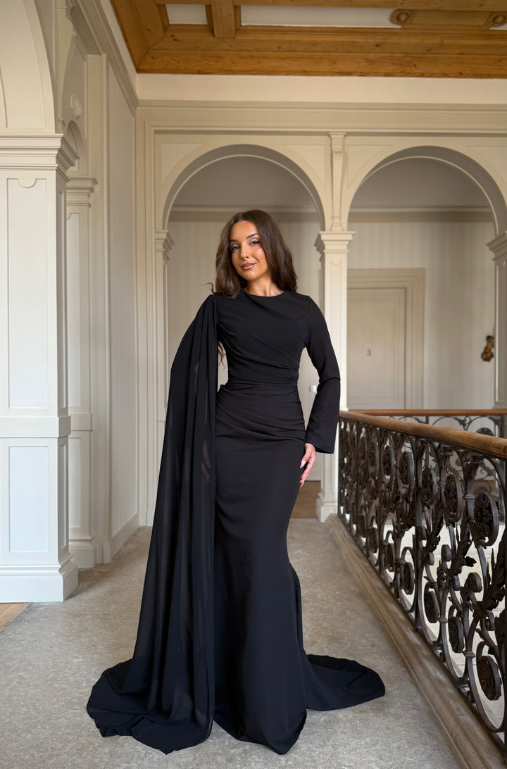 Almila Noir
