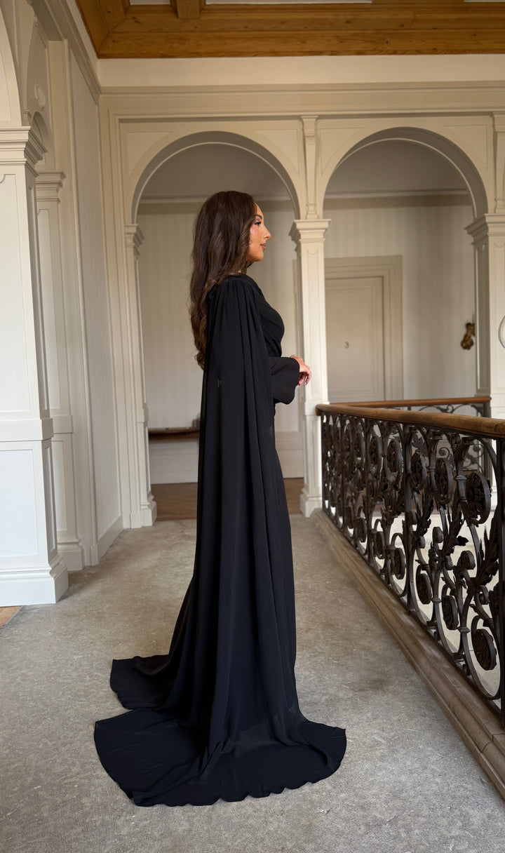 Almila Noir