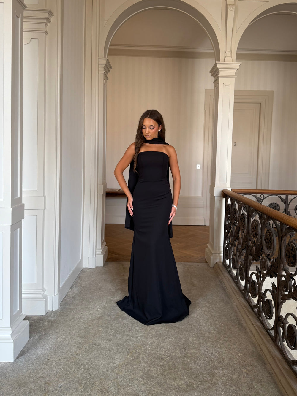 Longue robe de soirée chic noir sans fente, sans manche, col bustier pour type d'événement, mariage, gala, cérémonie