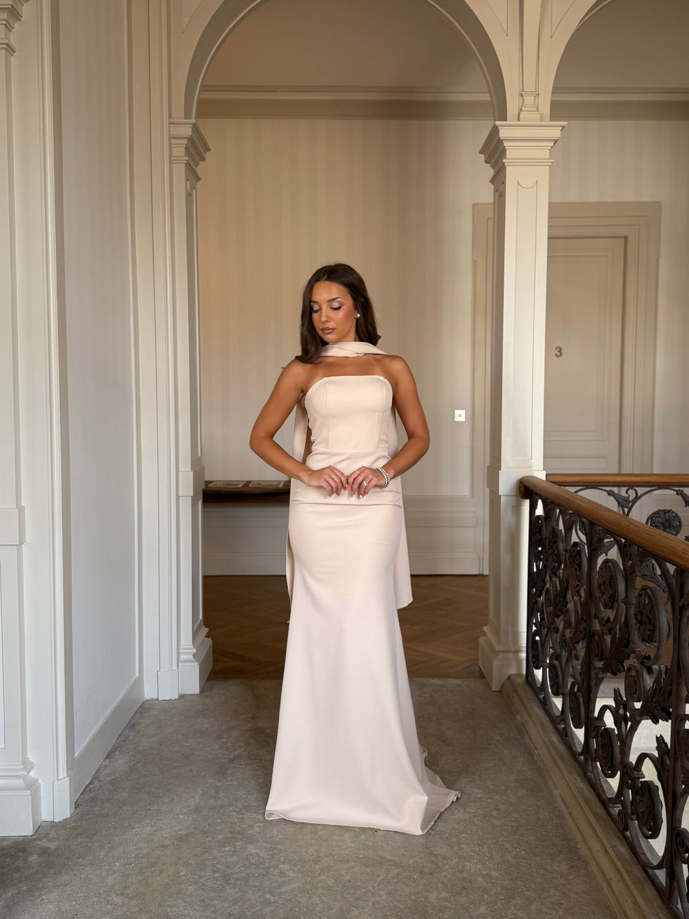 Longue robe de soirée élégante beige, sans fente, sans manche, col bustier pour type d'événement, mariage, gala, cérémonie