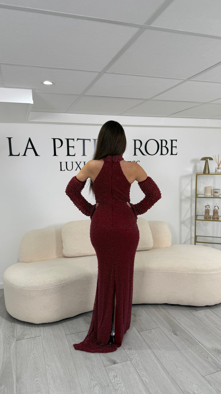 Robe de soirée bordeaux élégante à col montant, manches retirables et fente à l’arrière. Une robe longue raffinée pour mariages, galas et soirées chics.