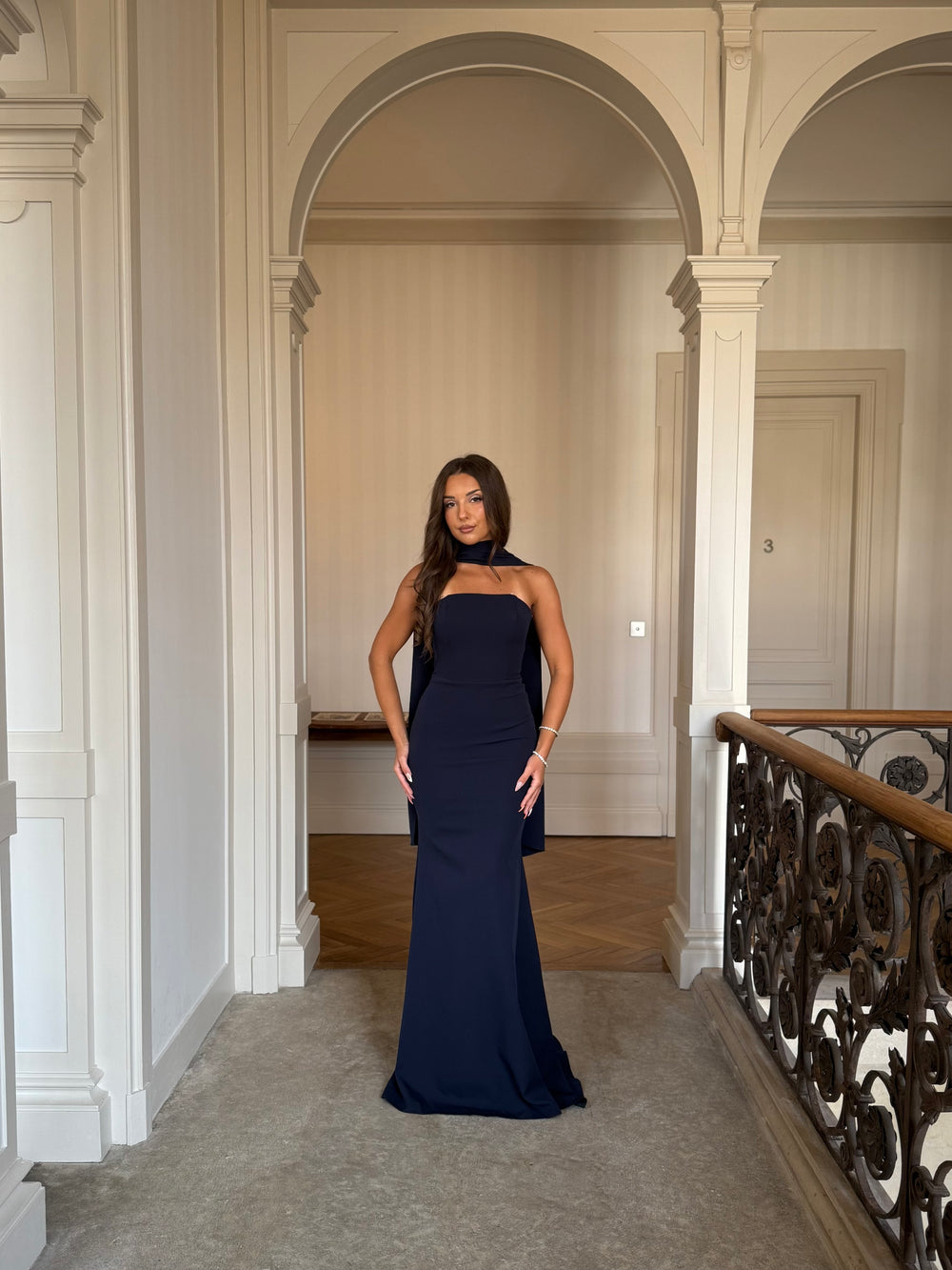 Longue robe de soirée bleu marine, sans fente, sans manche, col bustier pour type d'événement, mariage, gala, cérémonie