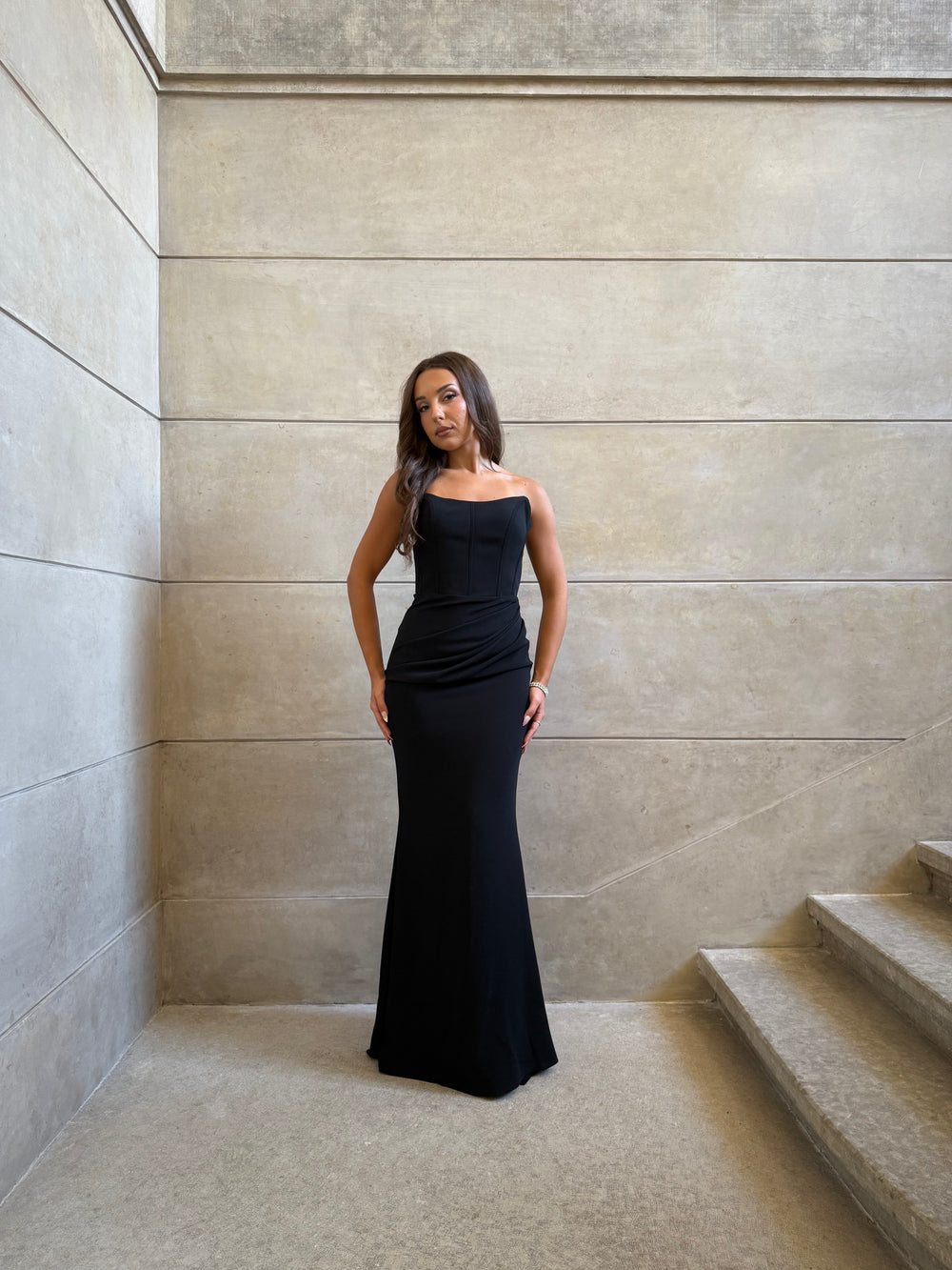 longue robe de soirée noir chic, sans manche, sans fente, col bustier pour tout type d'événement, gala, cérémonie, mariage