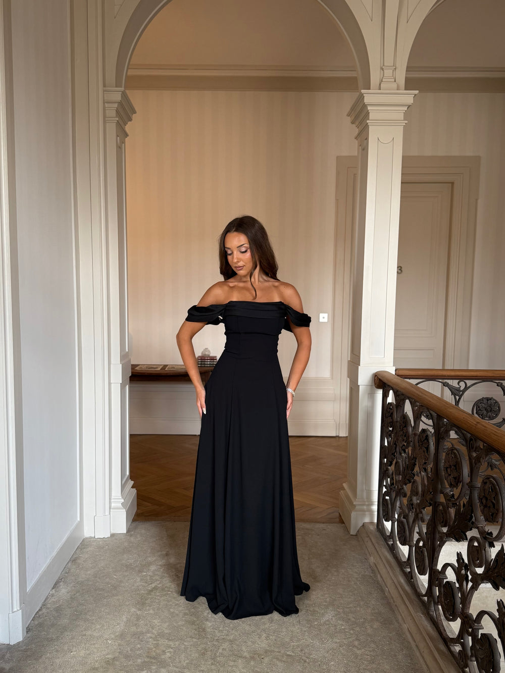 Élégante longue robe de soirée noir, sans fente, sans manche, col bateau pour tout type de mariage, événement, gala, cérémonie.