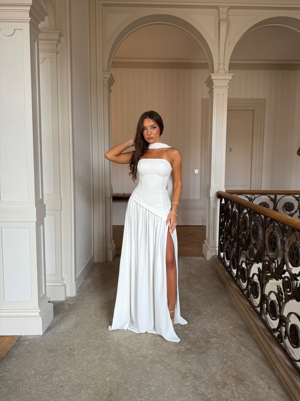 élégante longue robe de mariée blanche avec une fente, sans manche, col bustier pour tout type d'événement, mariage, gala, cérémonie