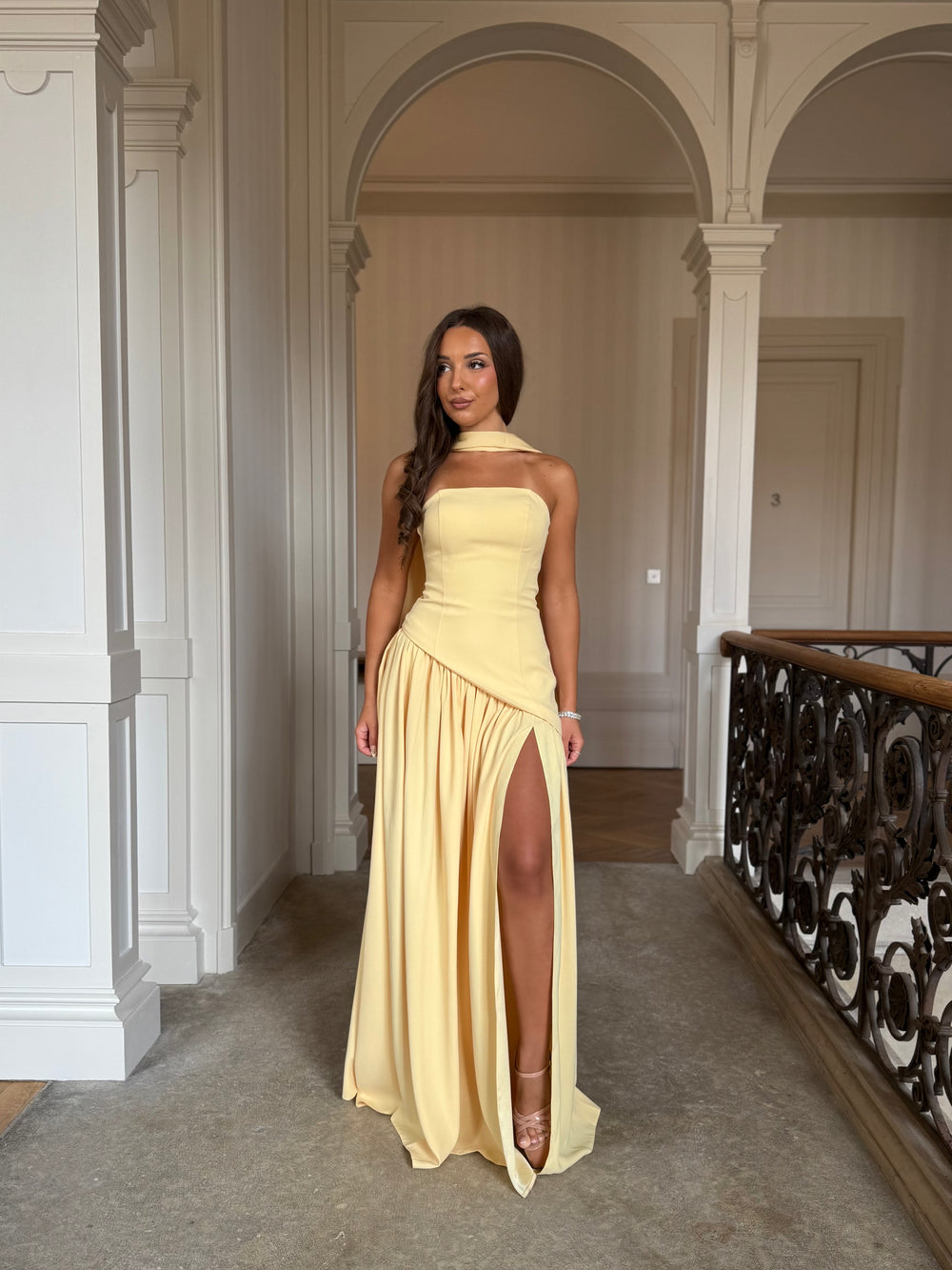 élégante longue robe de soirée jaune, avec une fente, sans manche, col bustier pour tout type d'événement, mariage, gala, cérémonie