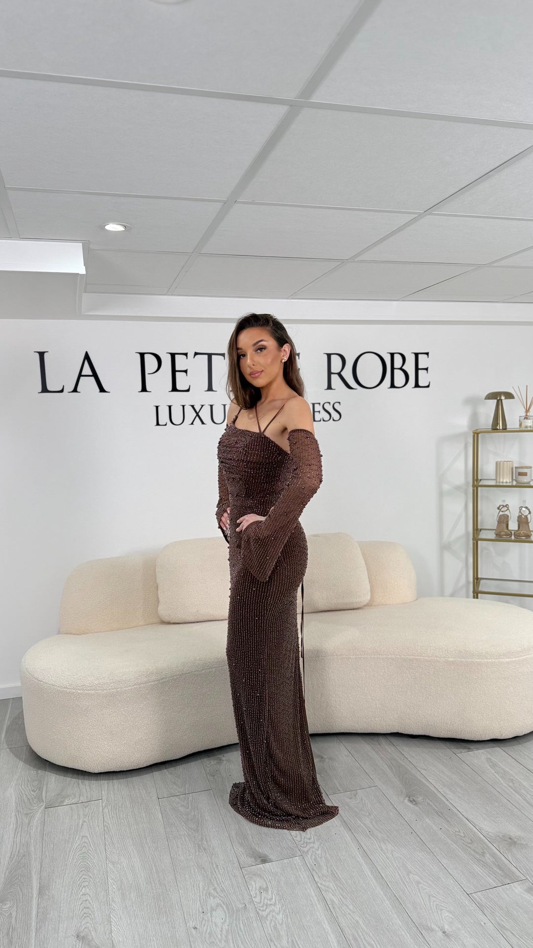 Robe de soirée marron élégante longue, avec fente à l’arrière, col raffiné et manches retirable. Une robe chic et sophistiquée pour vos événements.