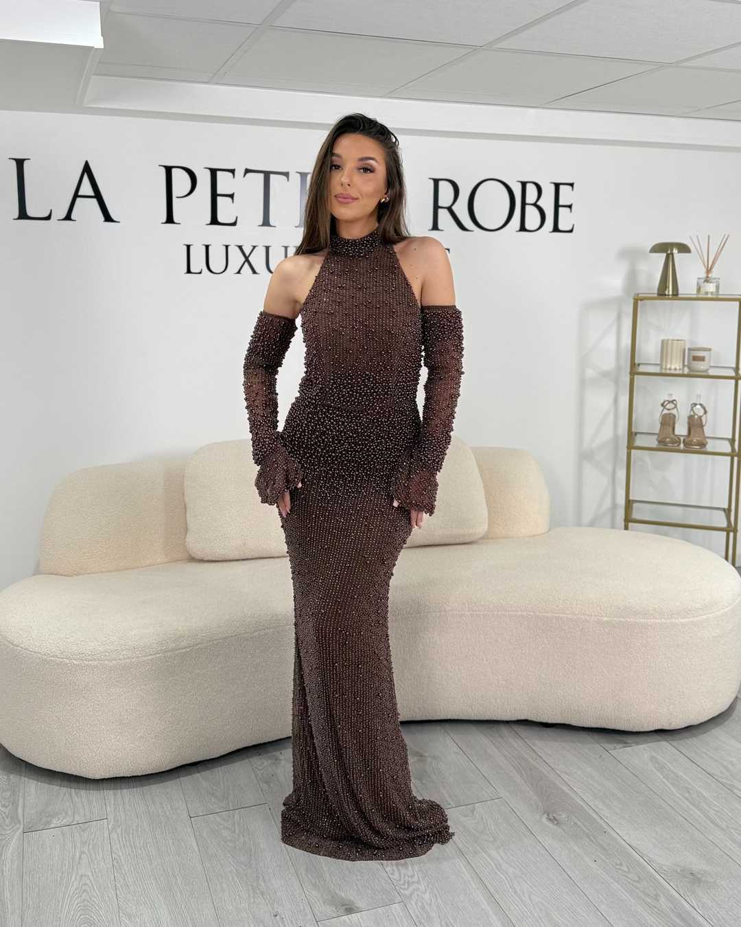 Élégante longue robe de soirée marron avec col montant, manches retirables et fente à l’arrière. Une robe raffinée pour mariages, galas et événements chics.