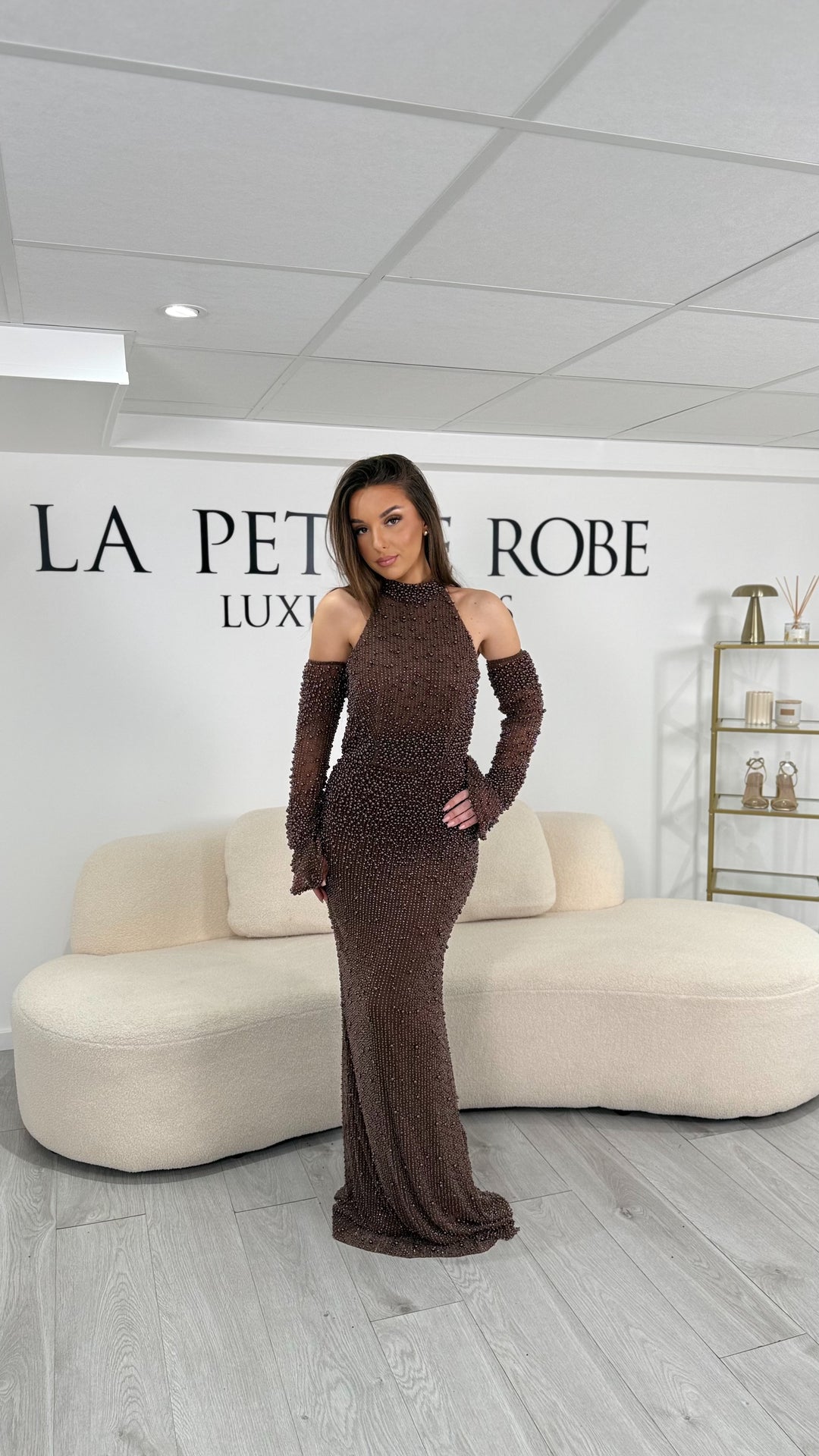 Élégante longue robe de soirée marron avec col montant, manches retirables et fente à l’arrière. Une robe raffinée pour mariages, galas et événements chics.