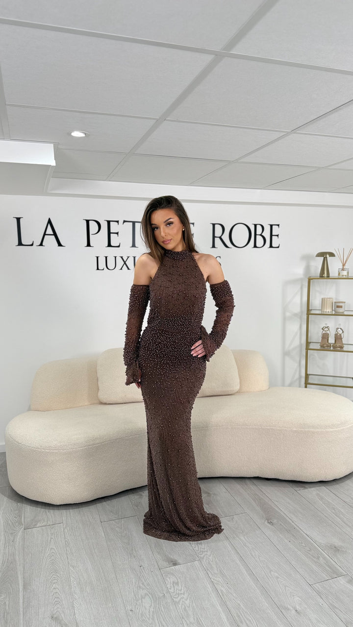 Élégante longue robe de soirée marron avec col montant, manches retirables et fente à l’arrière. Une robe raffinée pour mariages, galas et événements chics.